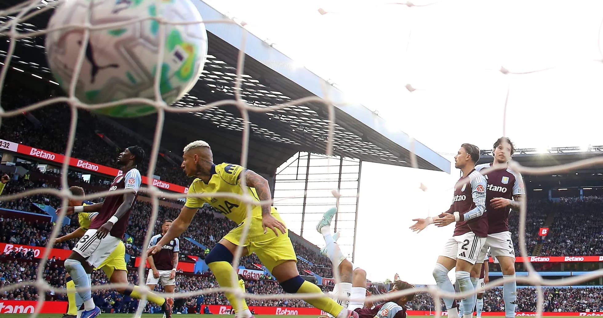 Jugador de Tottenham anotando un gol Jugador de Tottenham anotando un gol