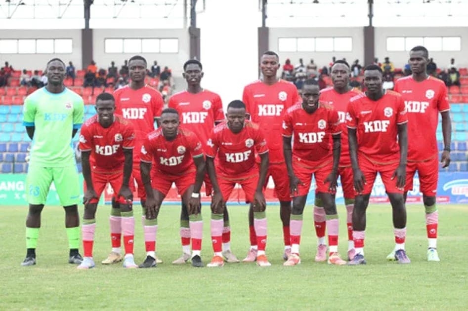 Equipo de fútbol KDF posando en el campo Equipo de fútbol KDF posando en el campo