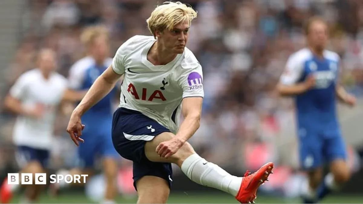 Jugador de Tottenham disparando durante un partido Jugador de Tottenham disparando durante un partido
