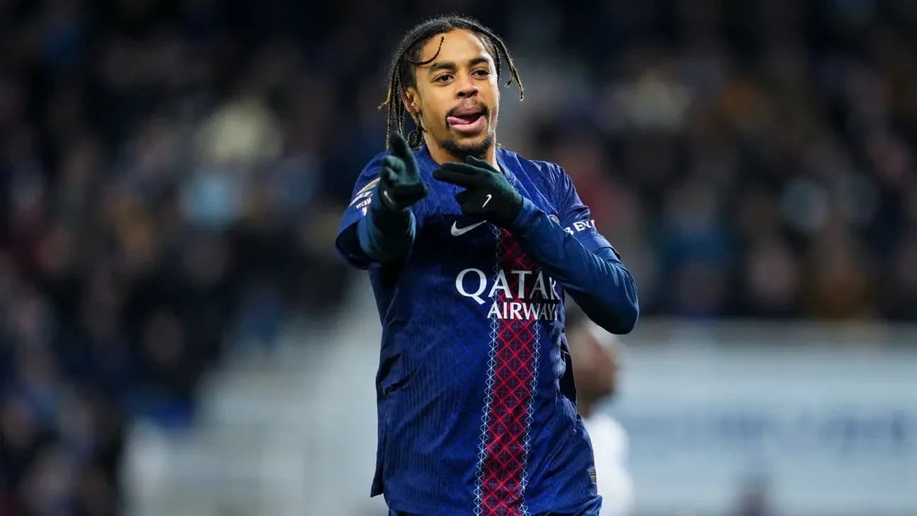 Jugador de PSG señalando durante un partido Jugador de PSG señalando durante un partido