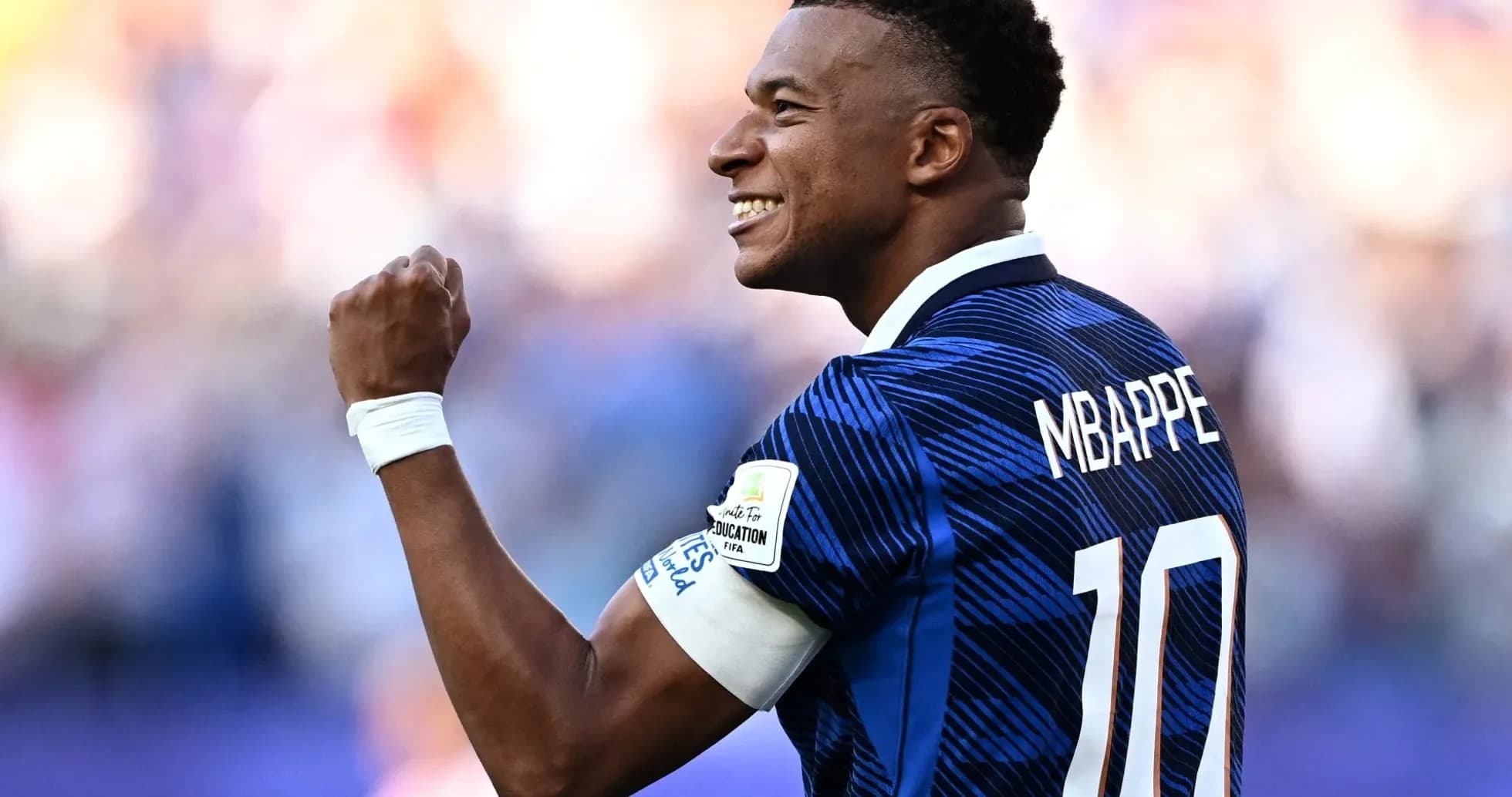 Jugador celebrando un gol con la camiseta de Francia Jugador celebrando un gol con la camiseta de Francia