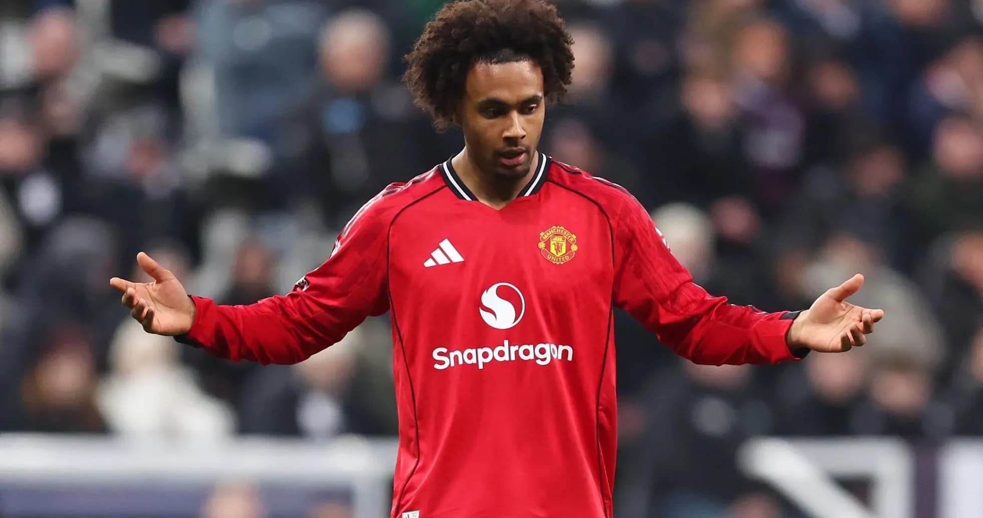 Jugador de Manchester United con gesto en el campo Jugador de Manchester United con gesto en el campo