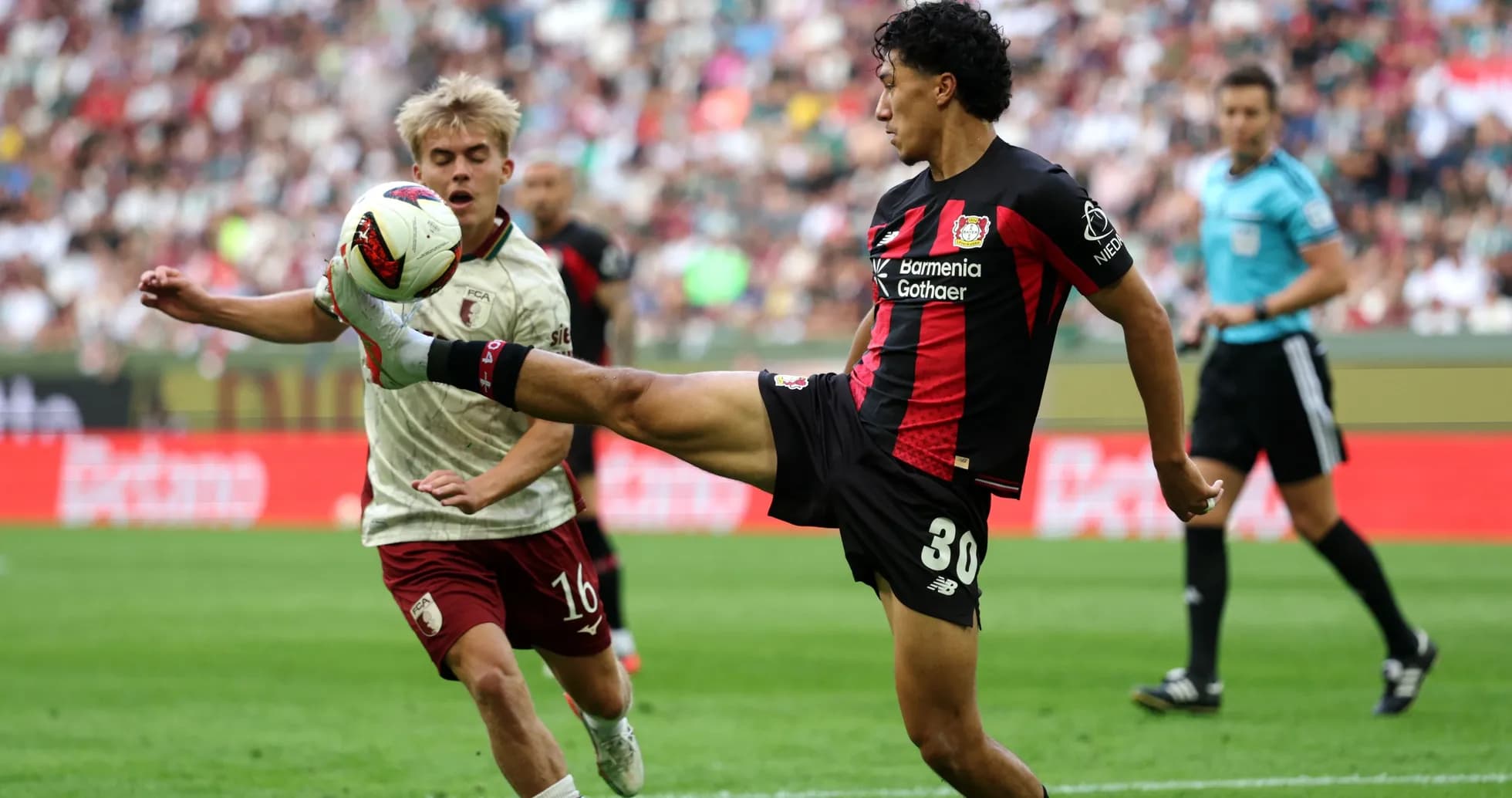 Jugador de Bayer 04 Leverkusen despejando el balón Jugador de Bayer 04 Leverkusen despejando el balón