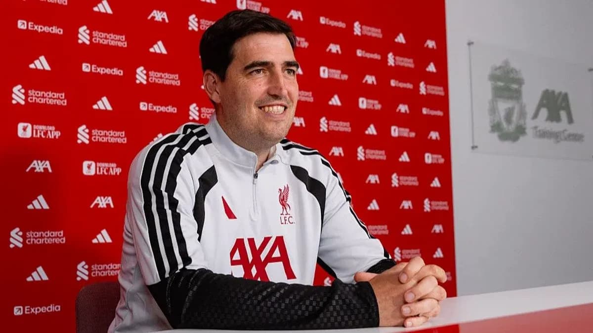 Entrenador sentado en rueda de prensa de Liverpool Entrenador sentado en rueda de prensa de Liverpool