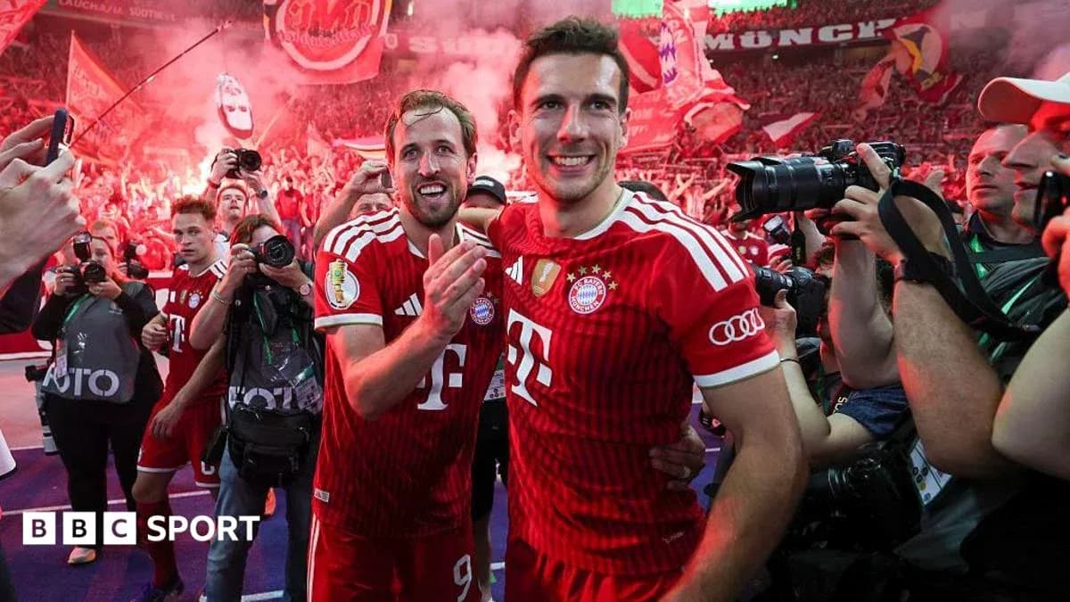 Jugadores de Bayern Múnich celebrando con aficionados Jugadores de Bayern Múnich celebrando con aficionados