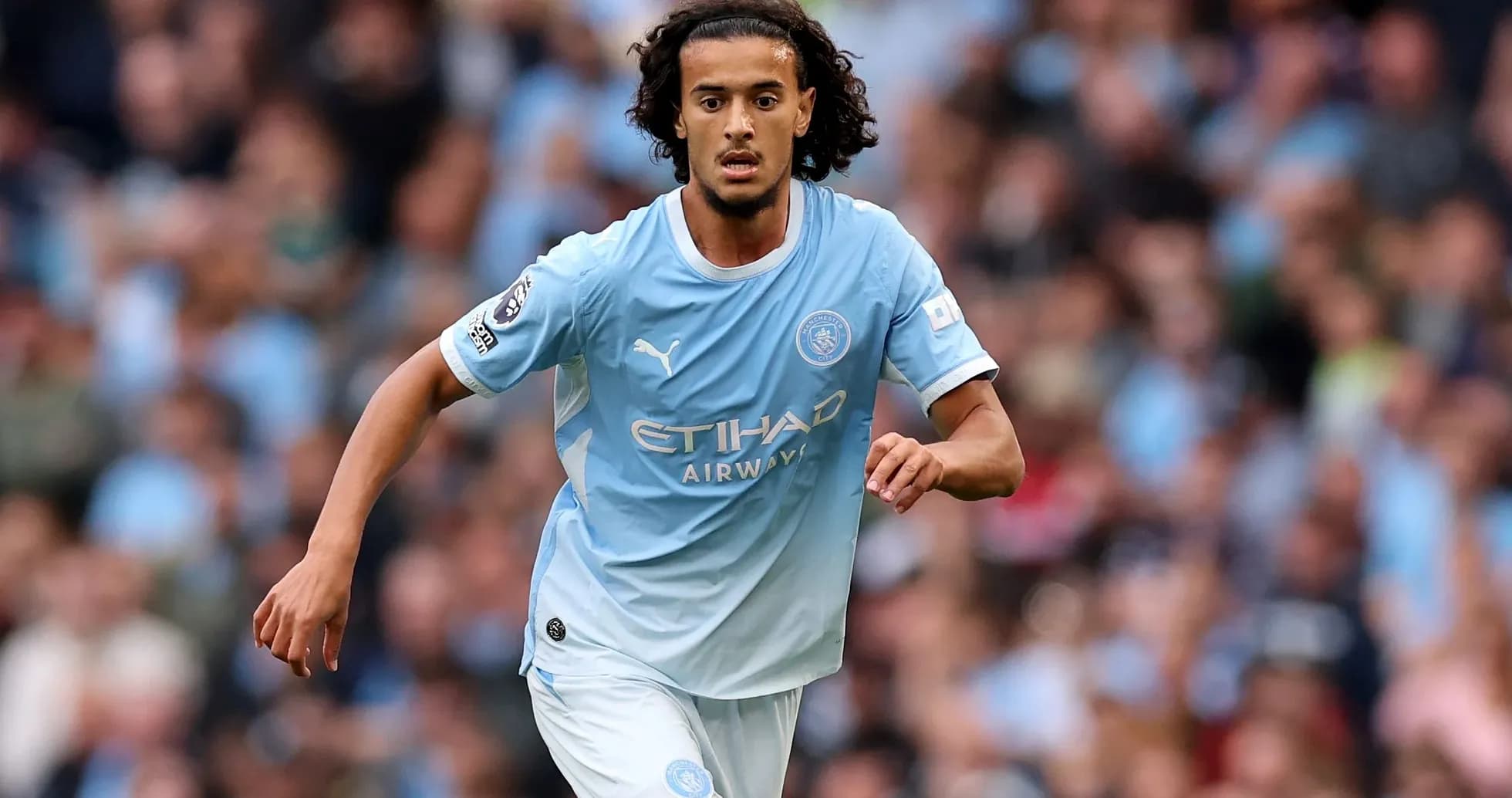 Jugador de Manchester City corriendo durante el partido Jugador de Manchester City corriendo durante el partido