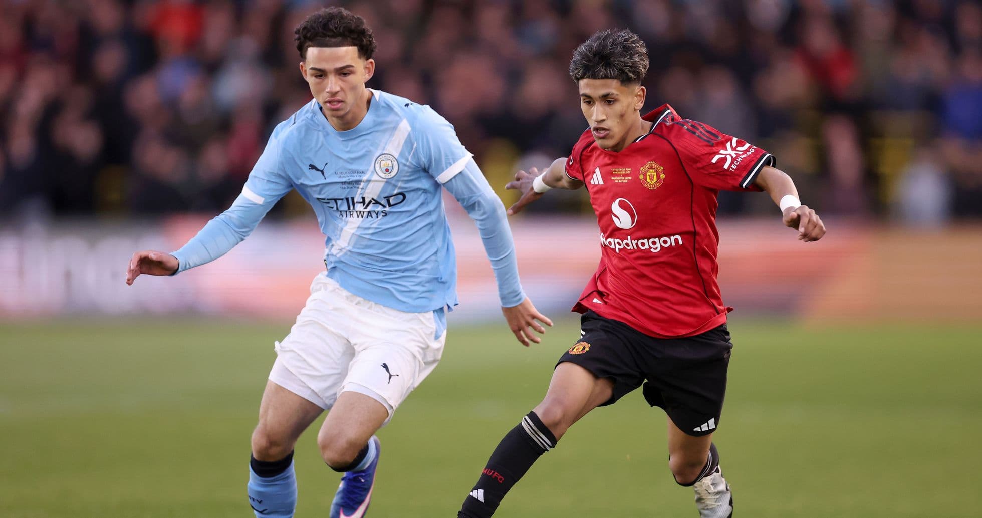 Jugadores de Manchester City y Manchester United corriendo tras el balón Jugadores de Manchester City y Manchester United corriendo tras el balón