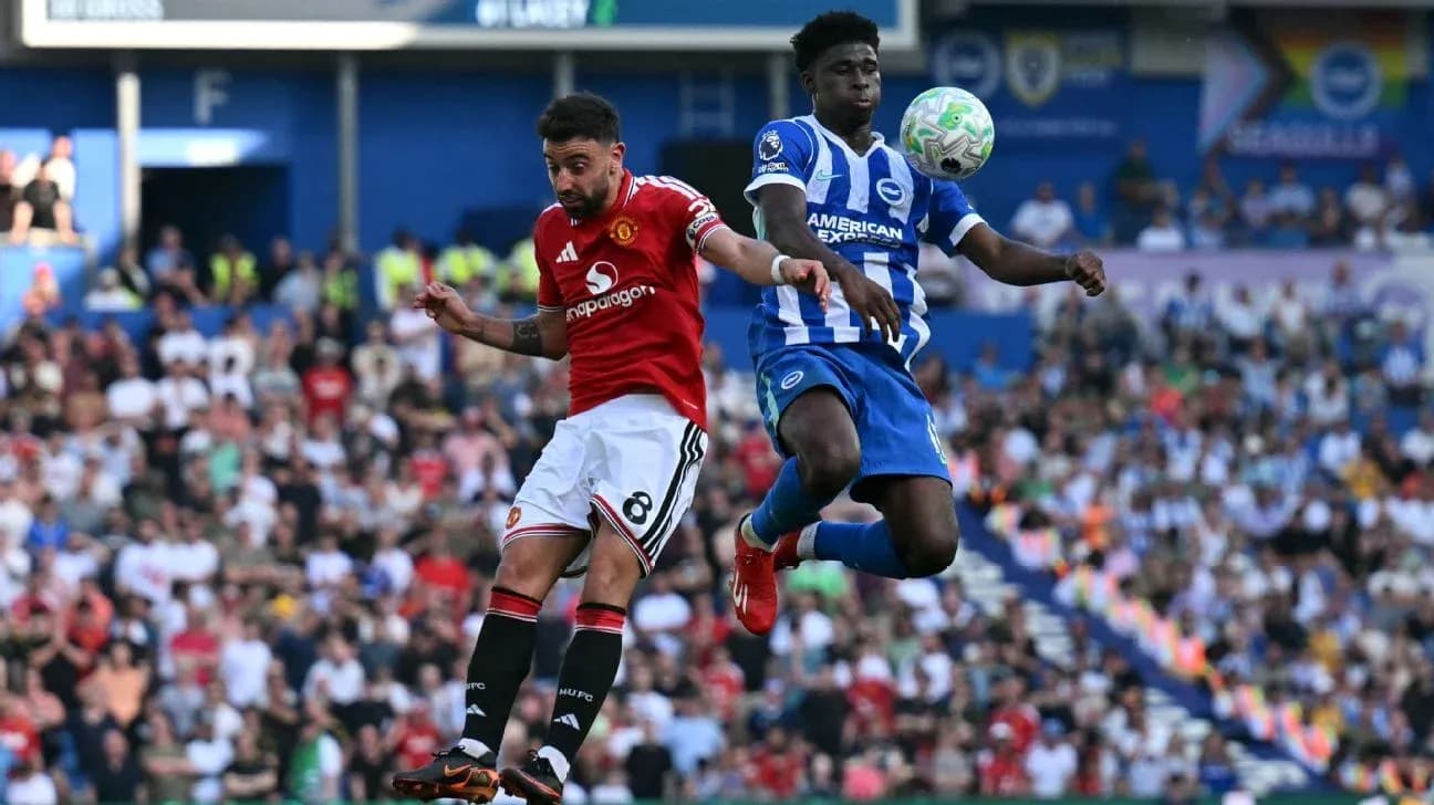 Jugador de Manchester United y Brighton luchando por el balón Jugador de Manchester United y Brighton luchando por el balón