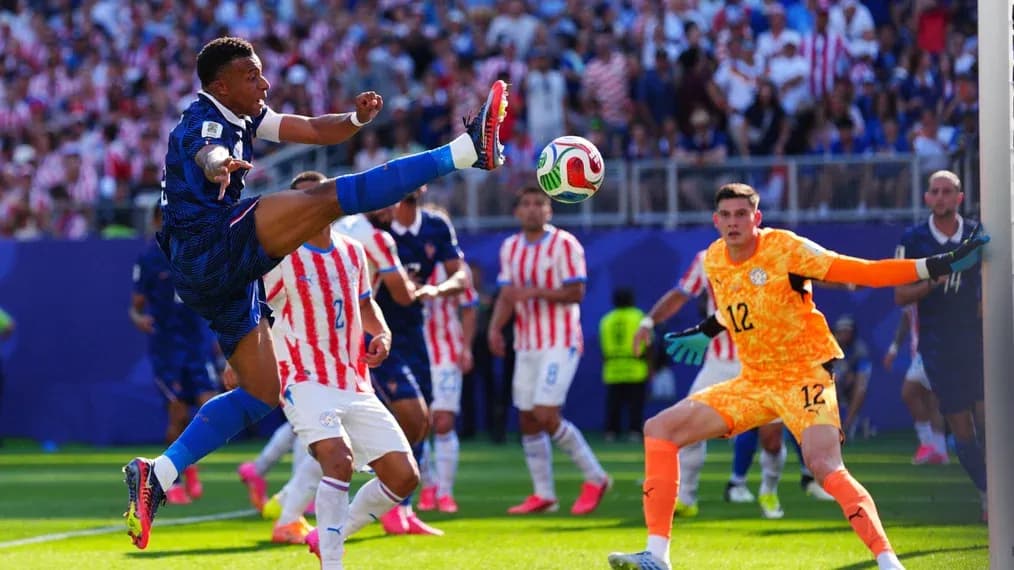 Jugador chutando el balón durante un partido de fútbol Jugador chutando el balón durante un partido de fútbol