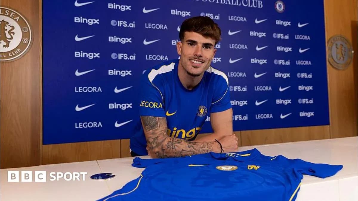 Jugador posando con camiseta del Chelsea en presentación Jugador posando con camiseta del Chelsea en presentación