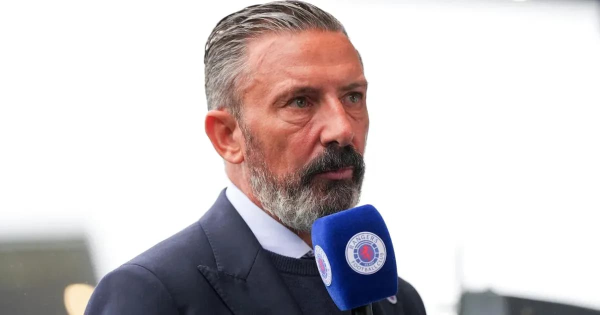 Hombre hablando en micrófono en evento deportivo Hombre hablando en micrófono en evento deportivo