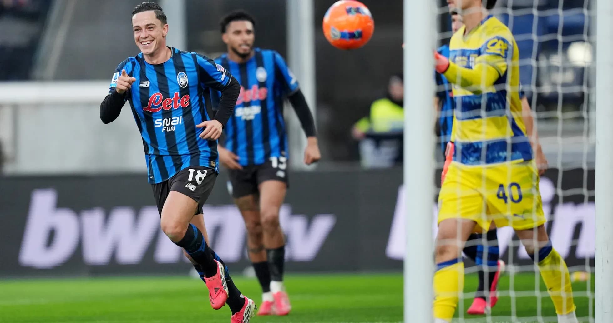 Jugador de Atalanta celebrando un gol Jugador de Atalanta celebrando un gol