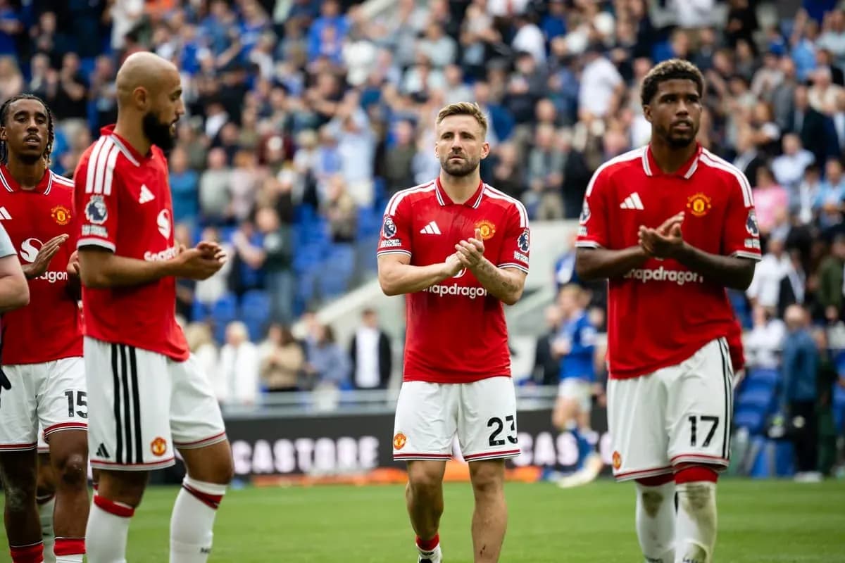 Jugadores de Manchester United aplaudiendo tras el partido Jugadores de Manchester United aplaudiendo tras el partido