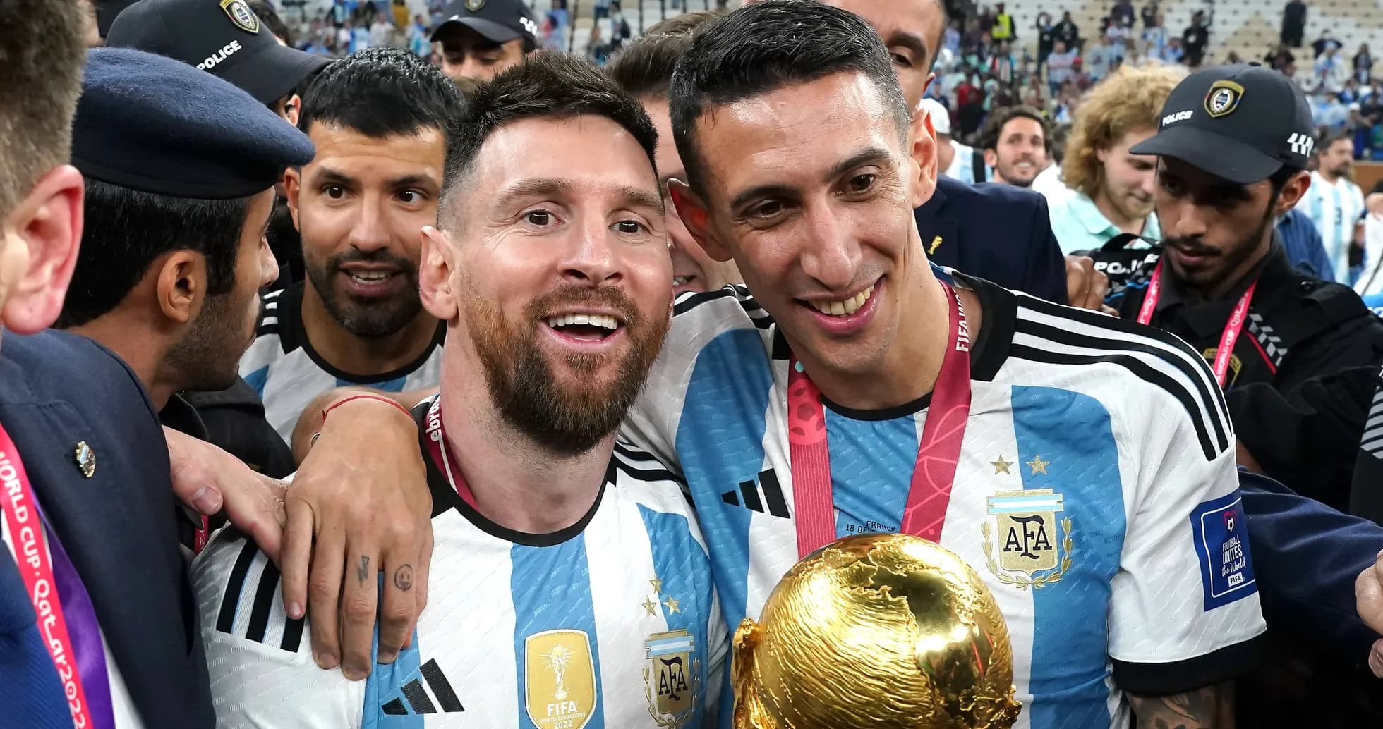 Messi y Di María celebrando con la copa del mundo Messi y Di María celebrando con la copa del mundo