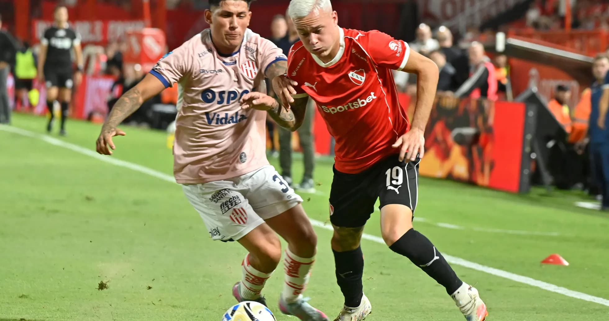 Jugadores de Unión y Independiente disputando el balón Jugadores de Unión y Independiente disputando el balón