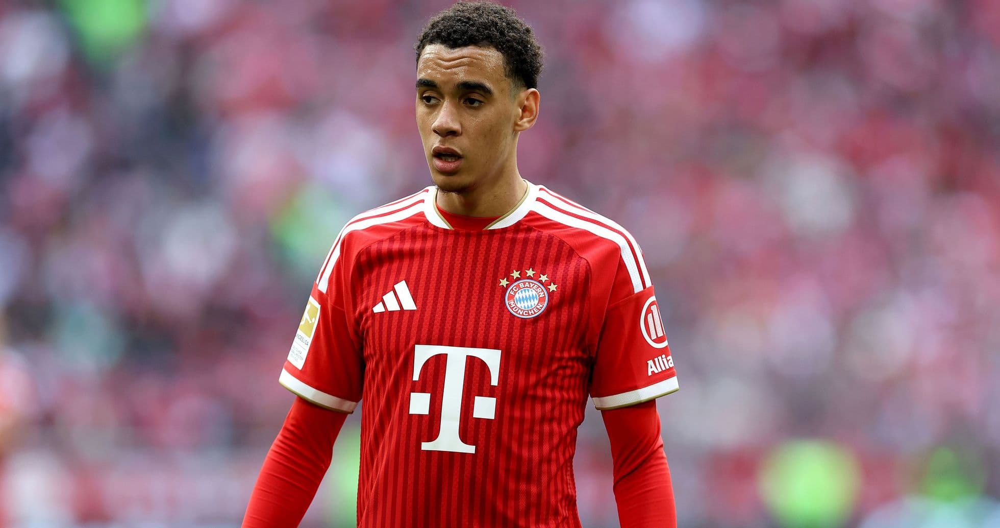 Jugador de Bayern Múnich en uniforme rojo durante el partido Jugador de Bayern Múnich en uniforme rojo durante el partido