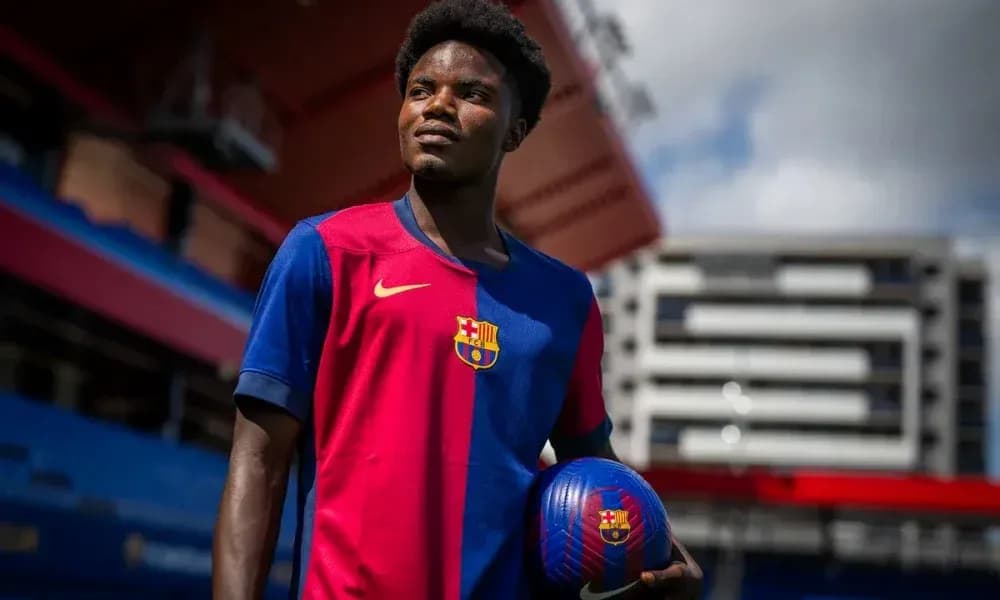Jugador sosteniendo balón en camiseta del Barcelona Jugador sosteniendo balón en camiseta del Barcelona