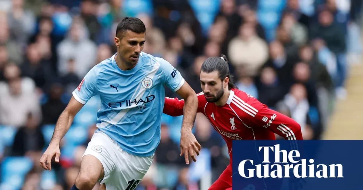 Jugador de Manchester City driblando a rival de Liverpool Jugador de Manchester City driblando a rival de Liverpool