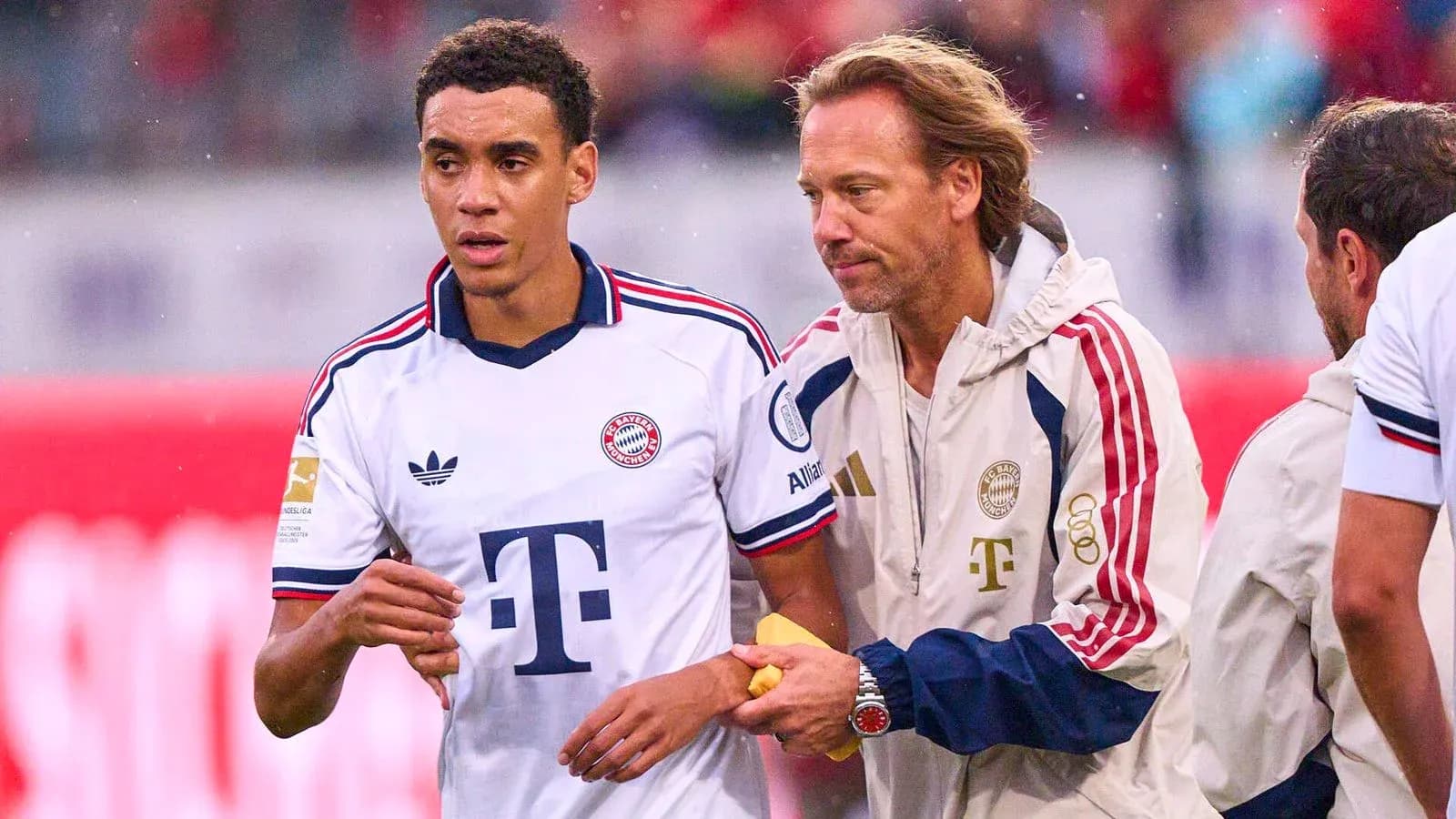 Jugador de Bayern Munich siendo atendido por el staff Jugador de Bayern Munich siendo atendido por el staff