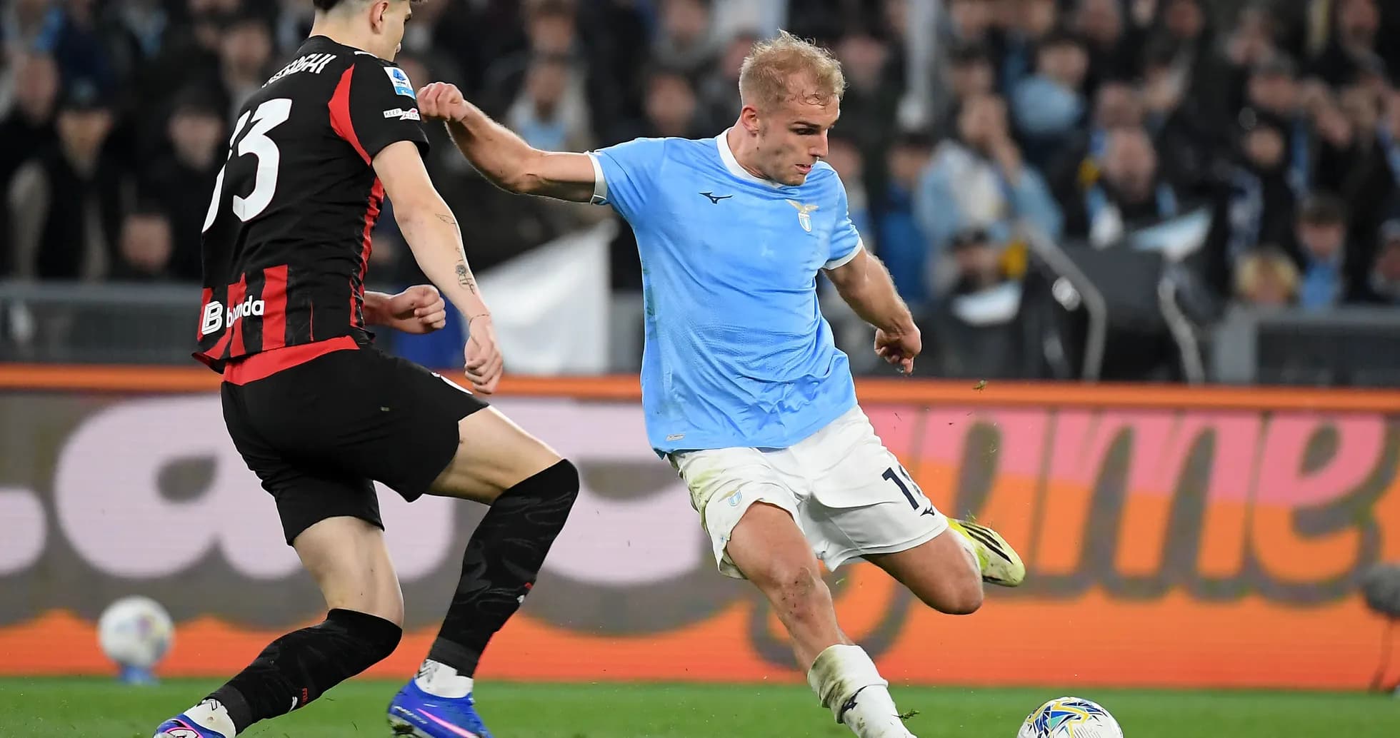 Jugador de Lazio en acción durante el partido Jugador de Lazio en acción durante el partido