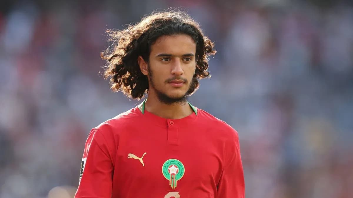 Jugador de Marruecos en uniforme rojo durante el partido Jugador de Marruecos en uniforme rojo durante el partido