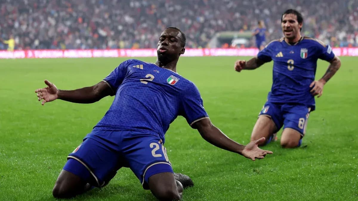 Jugador de Italia celebrando un gol en el campo Jugador de Italia celebrando un gol en el campo