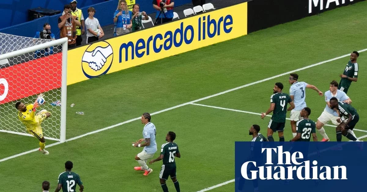 Portero deteniendo un tiro en un partido de fútbol Portero deteniendo un tiro en un partido de fútbol