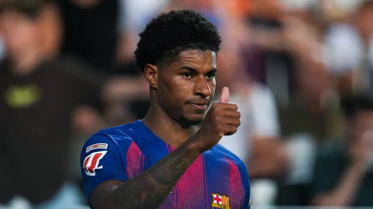 Jugador del Barcelona haciendo un gesto de aprobación Jugador del Barcelona haciendo un gesto de aprobación