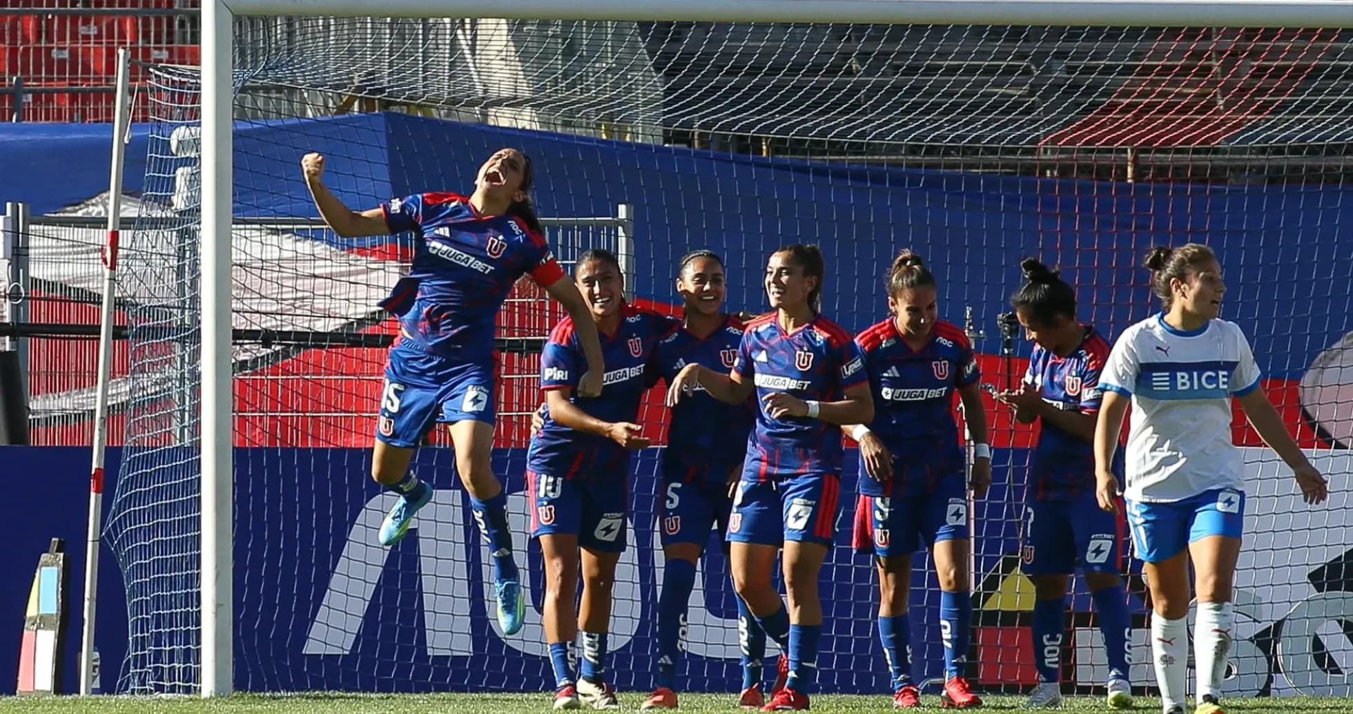 Jugadoras de Universidad de Chile celebrando un gol Jugadoras de Universidad de Chile celebrando un gol