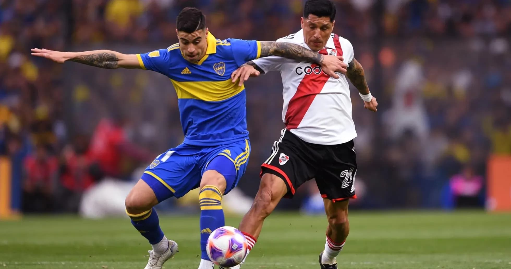 Jugadores de Boca Juniors y River Plate en acción Jugadores de Boca Juniors y River Plate en acción