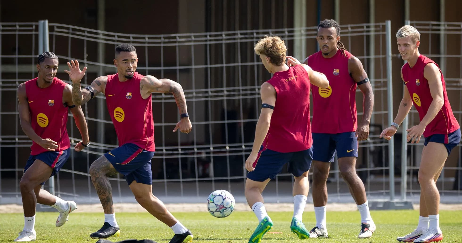 Jugadores del FC Barcelona entrenando en el campo Jugadores del FC Barcelona entrenando en el campo