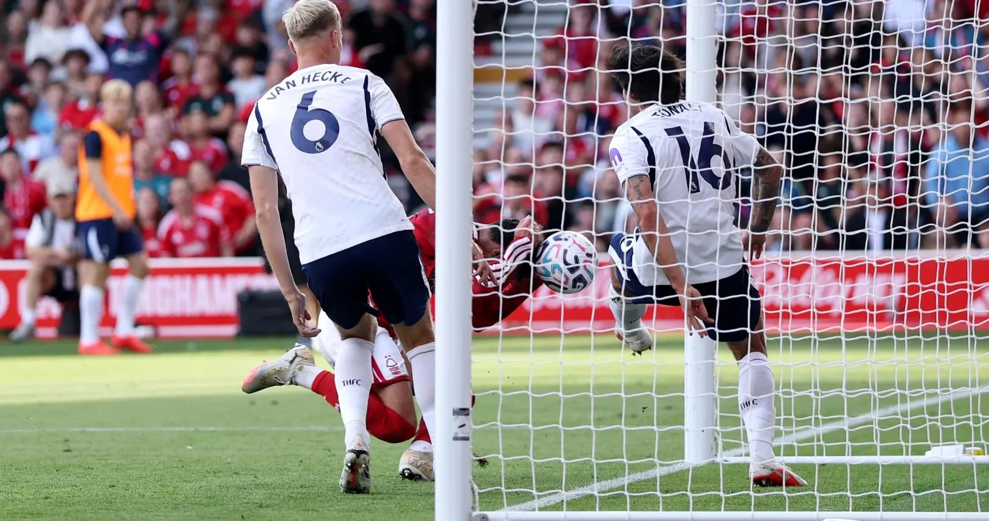 Un jugador de Tottenham marcando un gol Un jugador de Tottenham marcando un gol