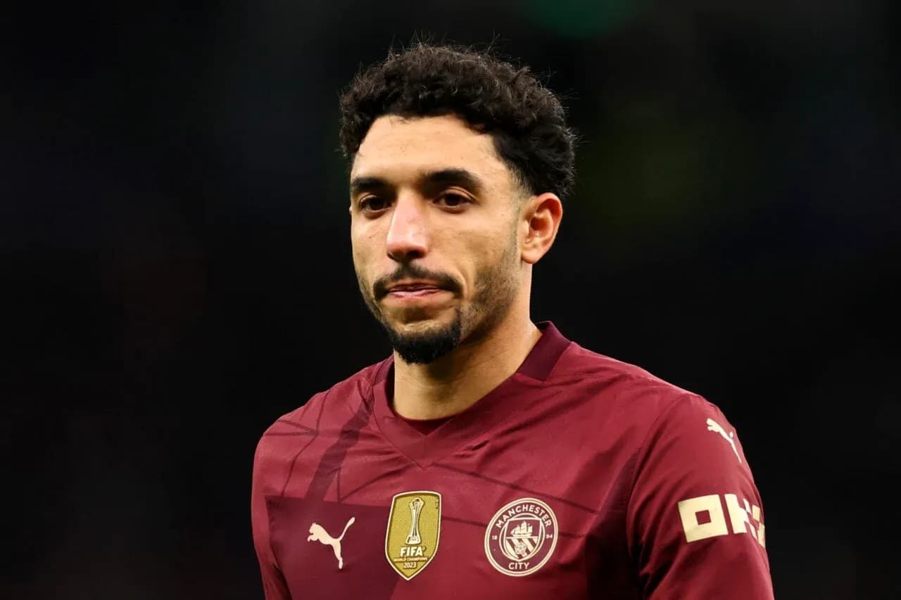 Jugador de Manchester City en uniforme durante partido Jugador de Manchester City en uniforme durante partido