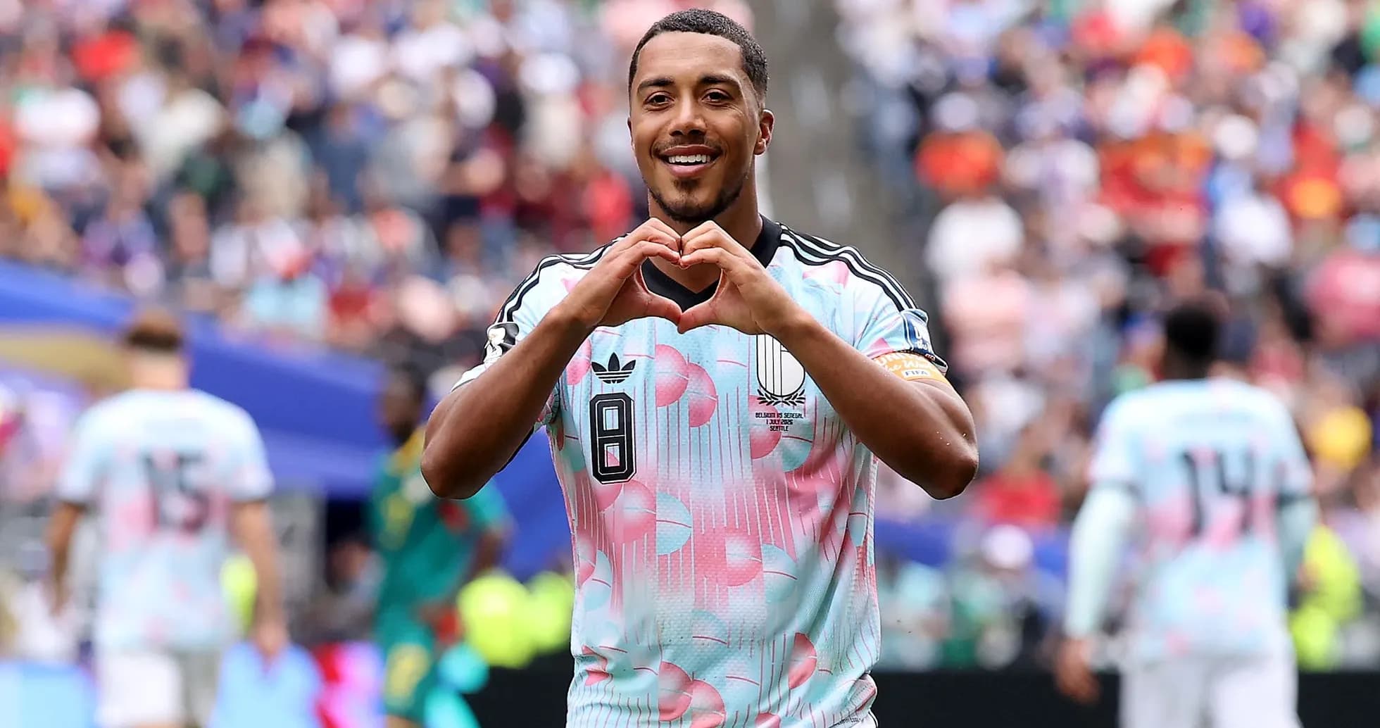 Jugador mostrando un corazón tras anotar un gol Jugador mostrando un corazón tras anotar un gol