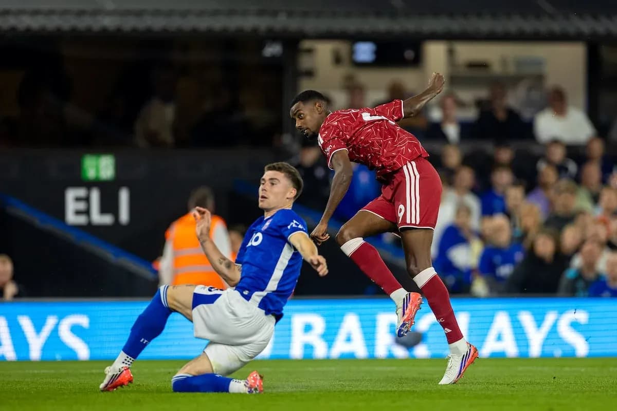 Jugador de Ipswich deslizándose hacia Liverpool Jugador de Ipswich deslizándose hacia Liverpool