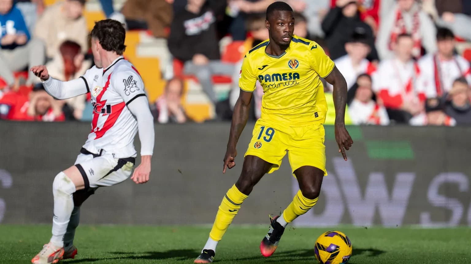 Jugador de Villarreal en acción contra Rayo Vallecano Jugador de Villarreal en acción contra Rayo Vallecano