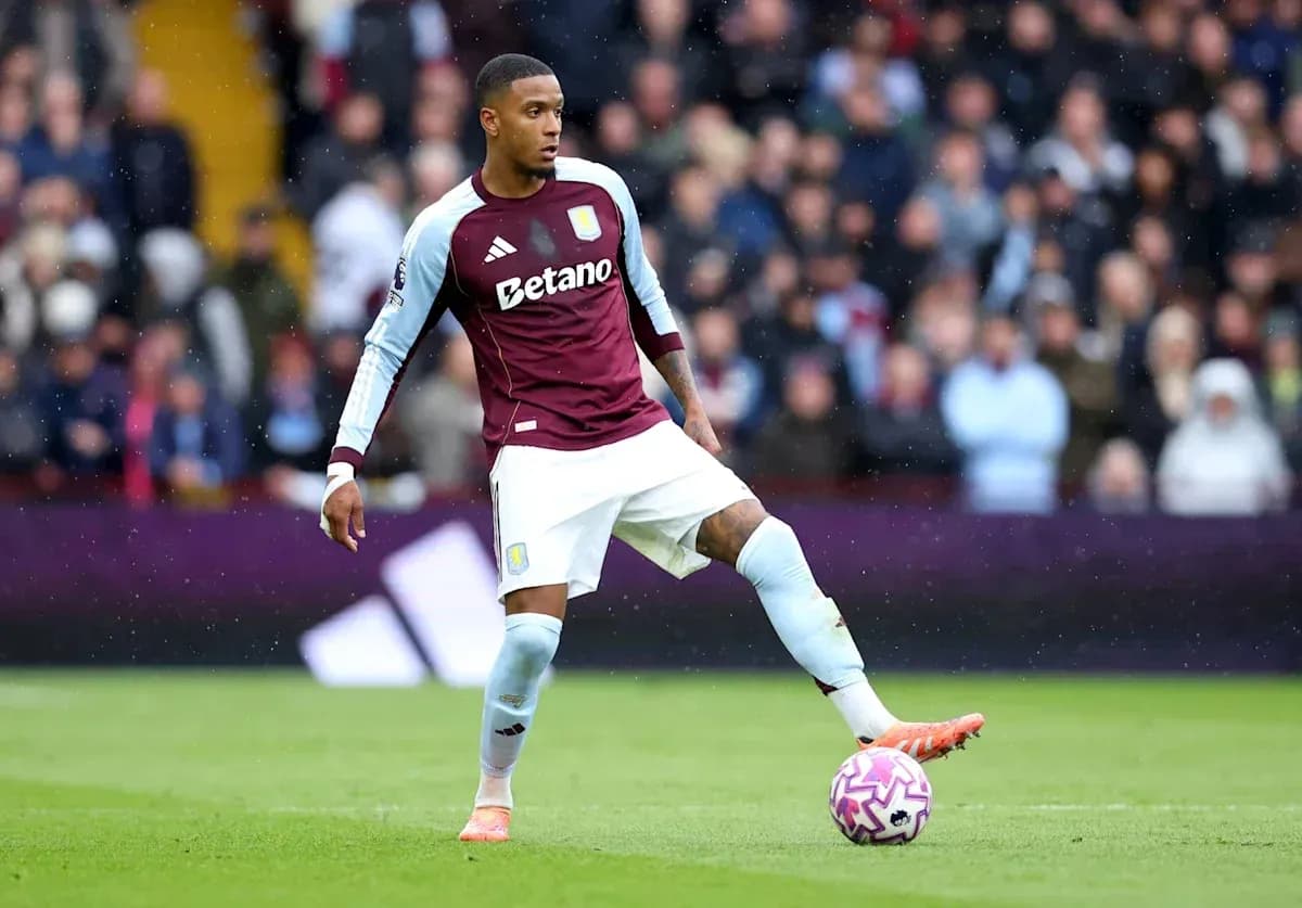 Jugador de Aston Villa controlando el balón en campo Jugador de Aston Villa controlando el balón en campo