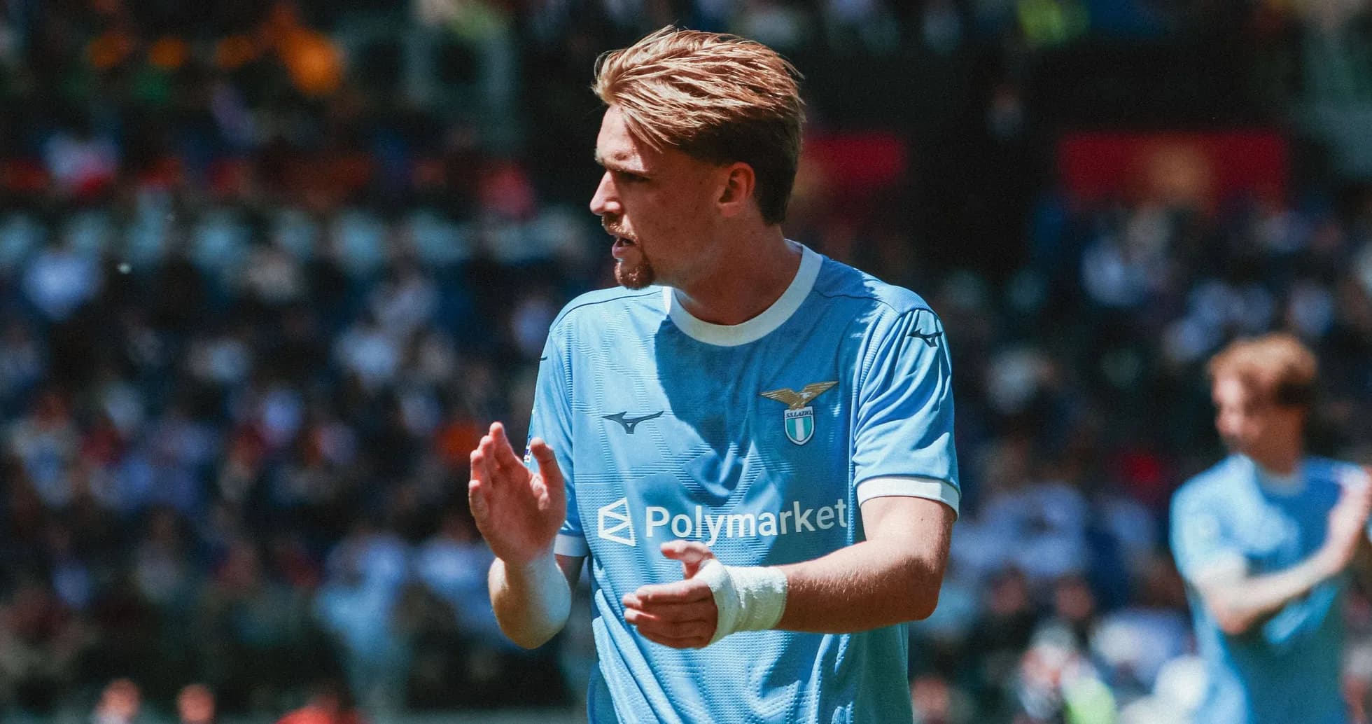 Jugador de Lazio aplaudiendo en el campo Jugador de Lazio aplaudiendo en el campo