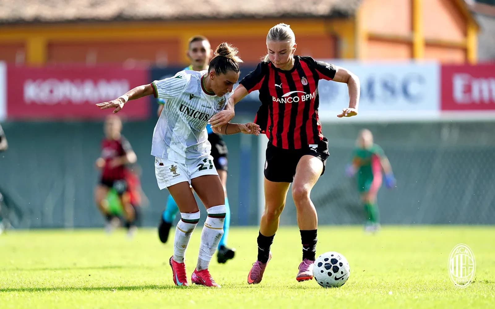 Jugadora de Ternana y AC Milan en acción Jugadora de Ternana y AC Milan en acción