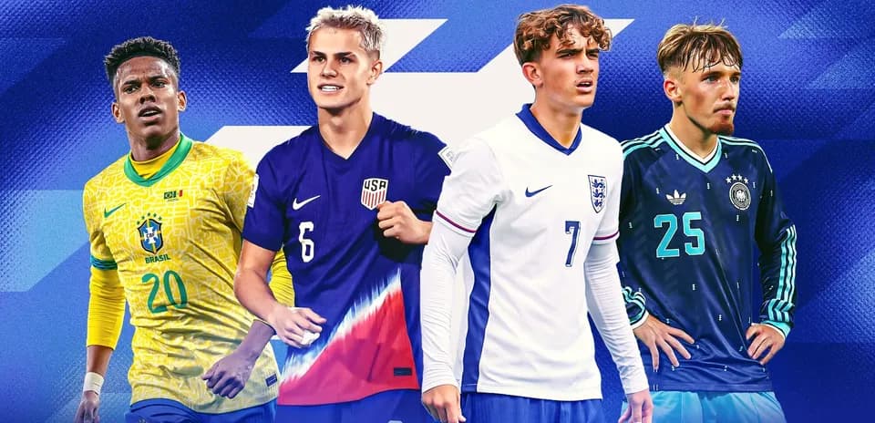 Cuatro jugadores de fútbol en sus camisetas nacionales Cuatro jugadores de fútbol en sus camisetas nacionales