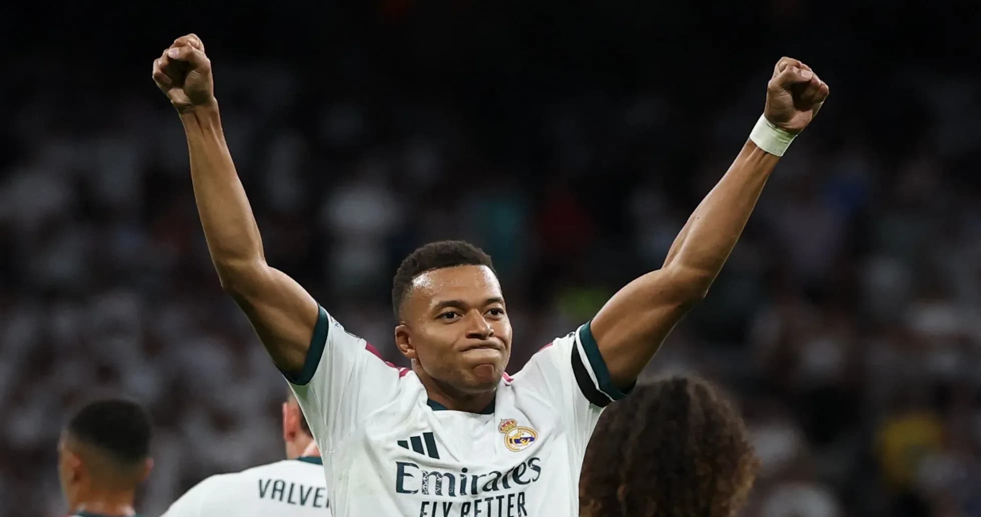 Jugador de Real Madrid levantando los brazos en celebración Jugador de Real Madrid levantando los brazos en celebración