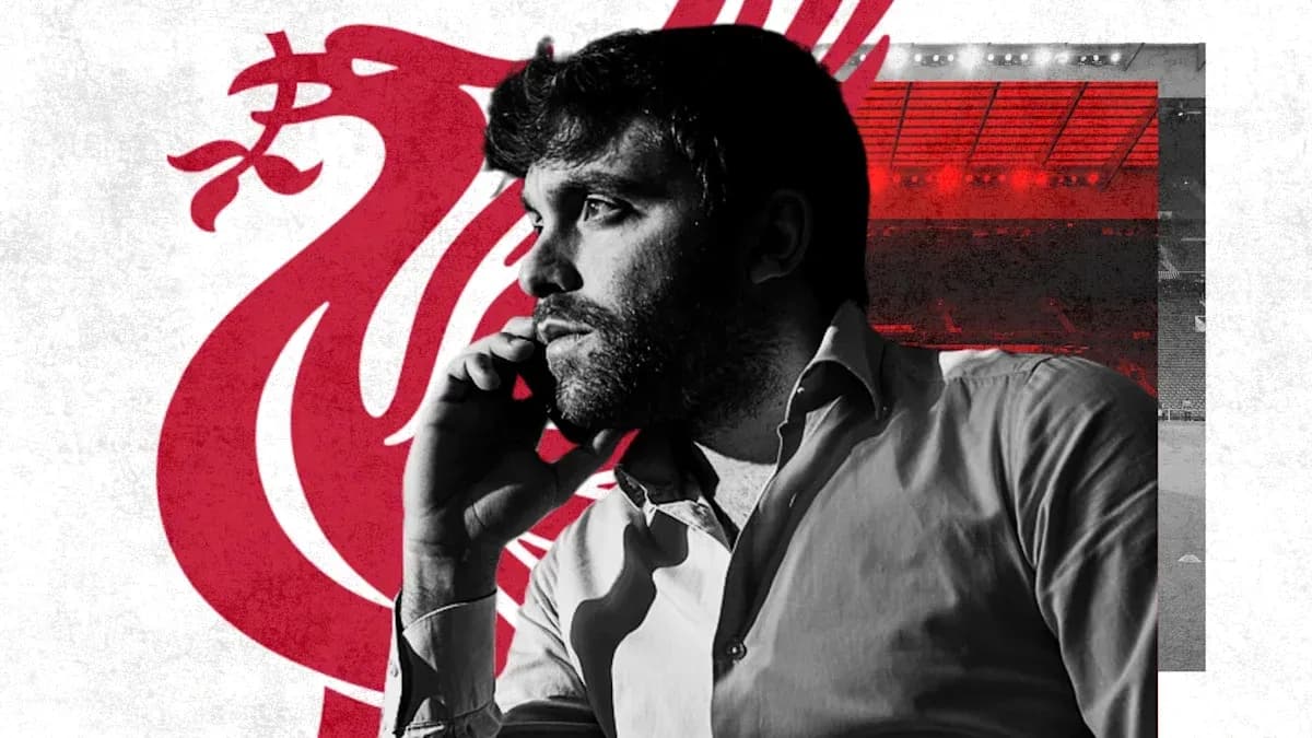 Hombre hablando por teléfono con fondo de Liverpool Hombre hablando por teléfono con fondo de Liverpool