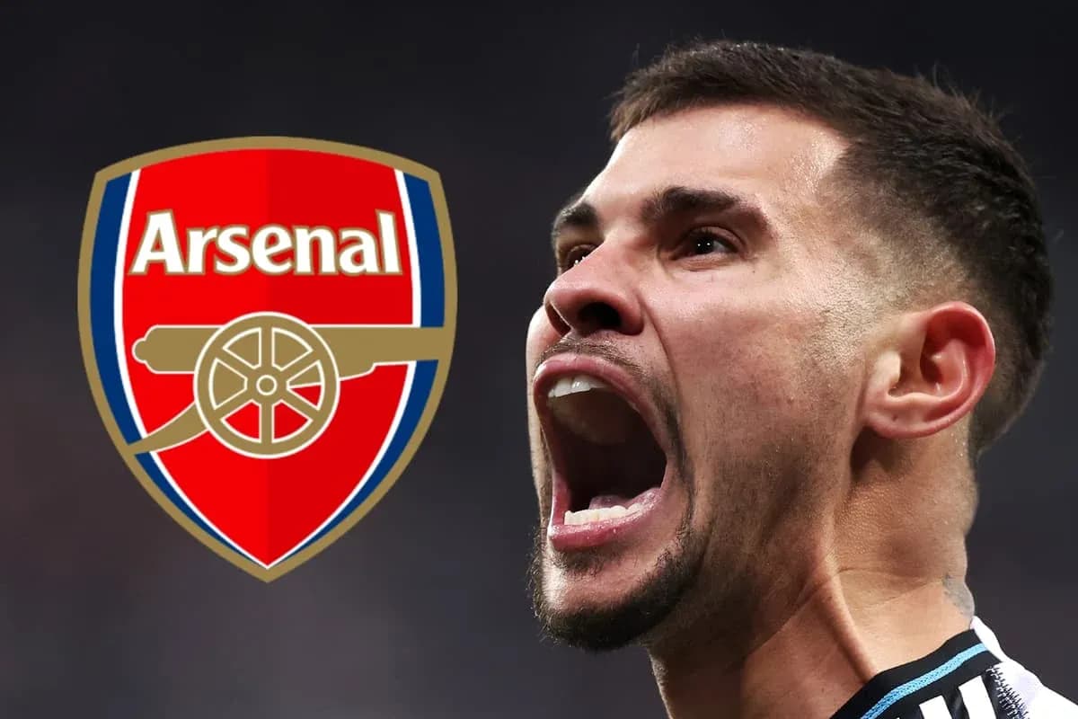 Jugador de Arsenal celebrando con el escudo del club Jugador de Arsenal celebrando con el escudo del club