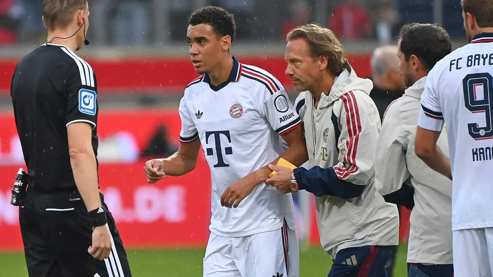 Jugador de Bayern Munich siendo atendido por el médico Jugador de Bayern Munich siendo atendido por el médico