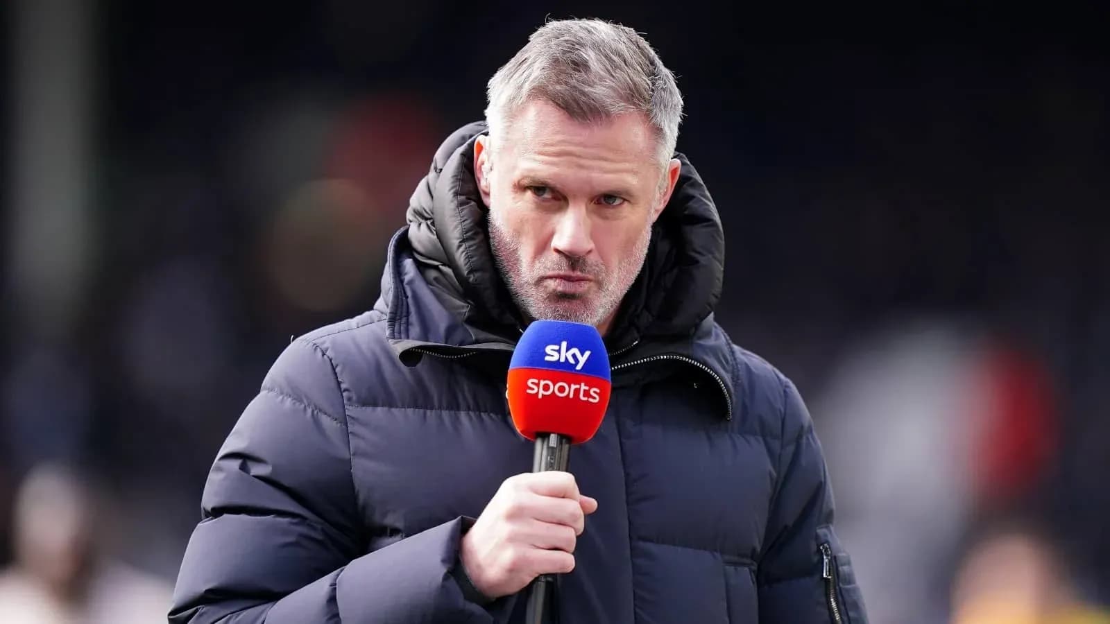 Presentador sosteniendo micrófono de Sky Sports Presentador sosteniendo micrófono de Sky Sports