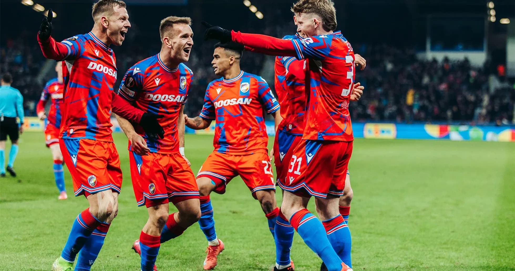 Jugadores del Plzen celebrando un gol Jugadores del Plzen celebrando un gol