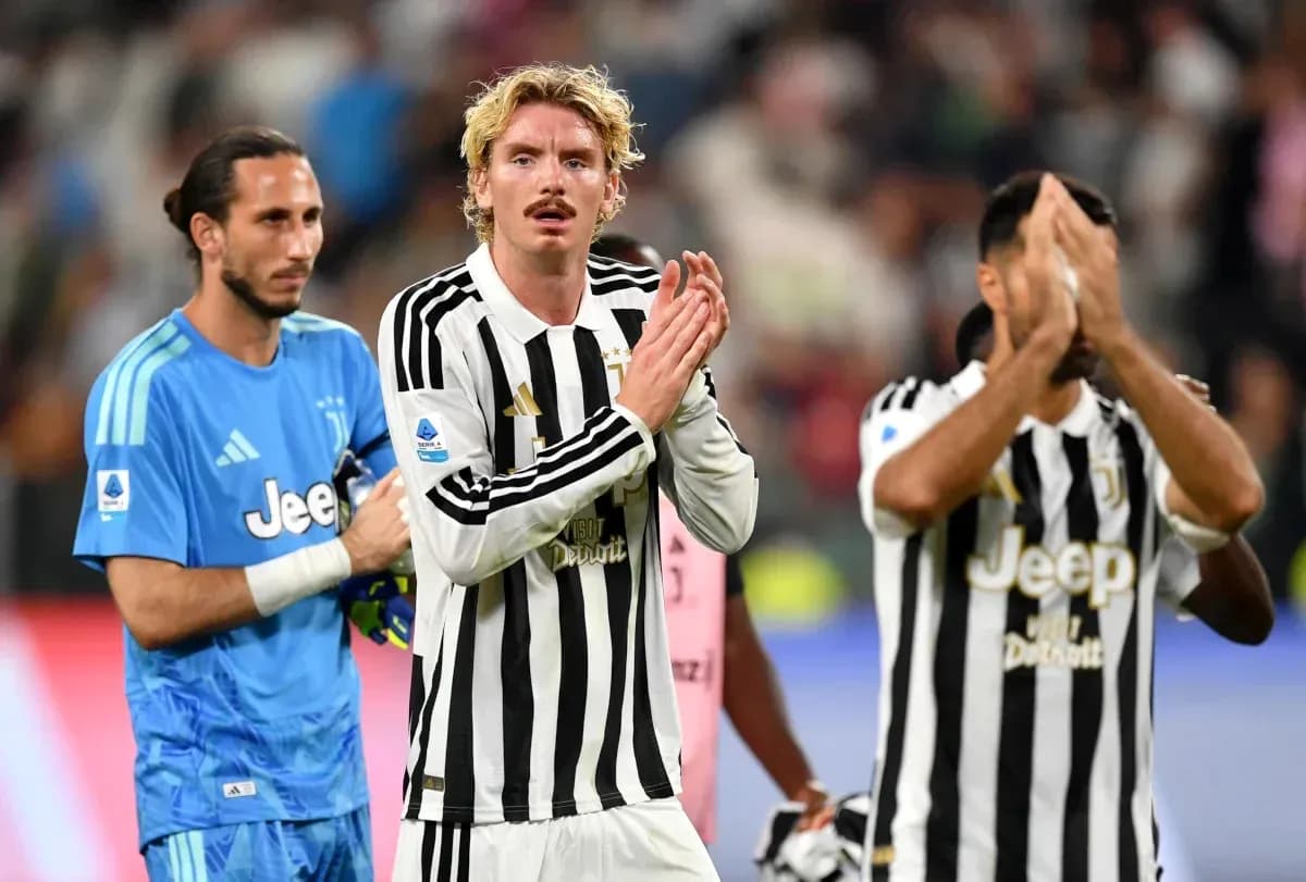 Jugadores de Juventus aplaudiendo tras el partido Jugadores de Juventus aplaudiendo tras el partido