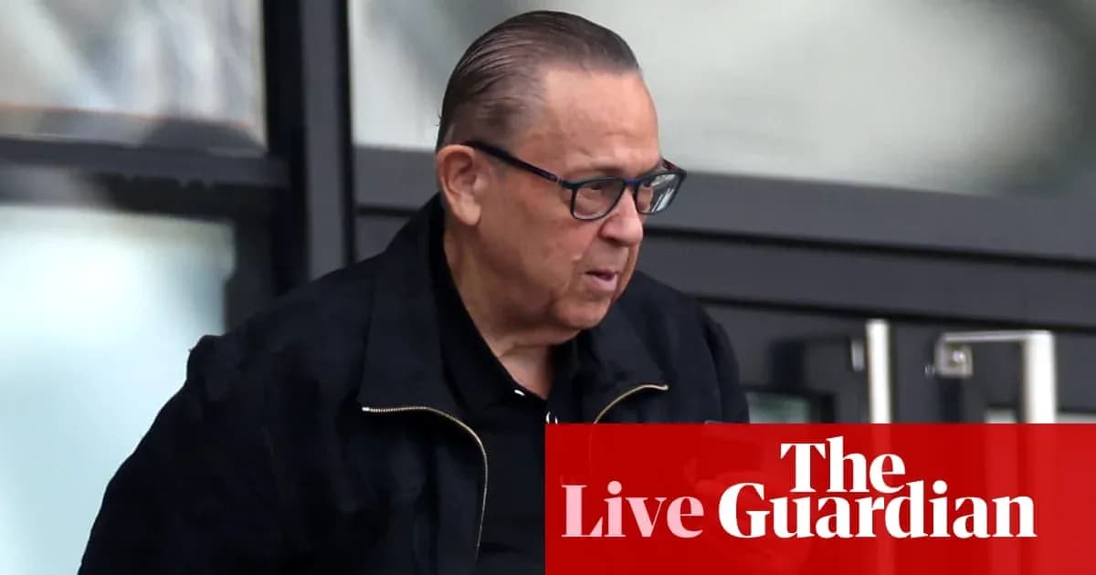 Hombre saliendo de edificio con gafas y chaqueta negra Hombre saliendo de edificio con gafas y chaqueta negra