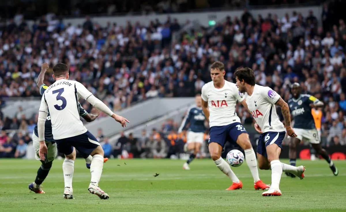 Jugadores de Tottenham defendiendo en el partido Jugadores de Tottenham defendiendo en el partido