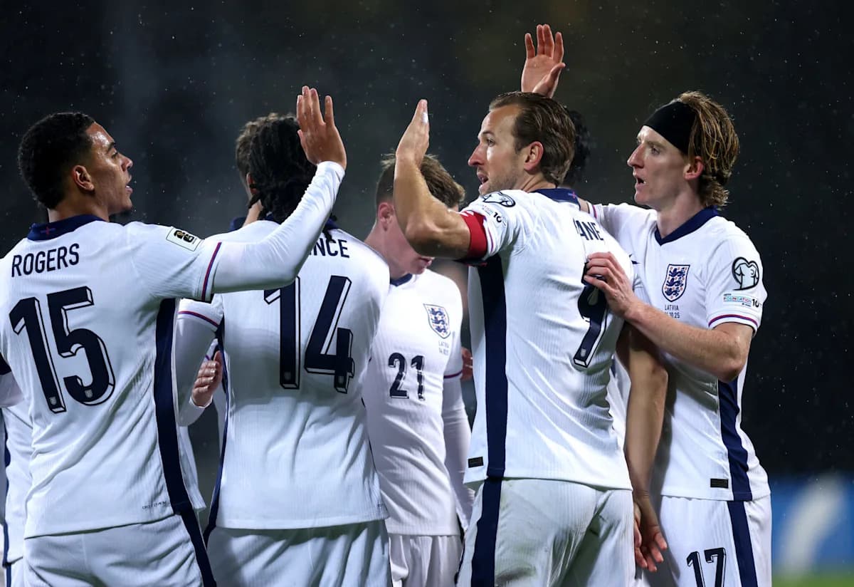 Jugadores de Inglaterra celebrando un gol juntos Jugadores de Inglaterra celebrando un gol juntos